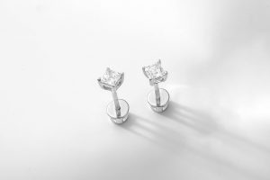 Lire la suite à propos de l’article Questions et réponses sur l’or blanc, un matériau de plus en plus prisé pour les bijoux