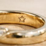 découvrez la signification du poinçon étoile sur les bijoux et apprenez à reconnaître ce symbole précieux qui garantit l'authenticité et la qualité de vos pièces.