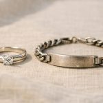 découvrez les différences essentielles entre l'argent 925 et l'argent 800, leurs compositions, qualités, et comment choisir le meilleur alliage pour vos bijoux.