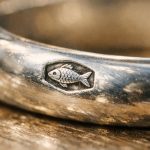 découvrez l'origine et la signification du poinçon poisson sur les bijoux, symbole d'authenticité et de qualité dans l'artisanat joaillier.
