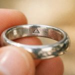 découvrez la signification du poinçon triangle sur les bijoux et apprenez à reconnaître les marquages authentiques pour garantir la qualité de vos précieux accessoires.