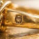 découvrez la signification du poinçon hibou sur un bijou, un symbole d'authenticité et de qualité en or d'origine française.