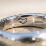découvrez la signification du poinçon tête d'aigle sur un bijou, son histoire et son importance pour certifier la qualité de l'argent.
