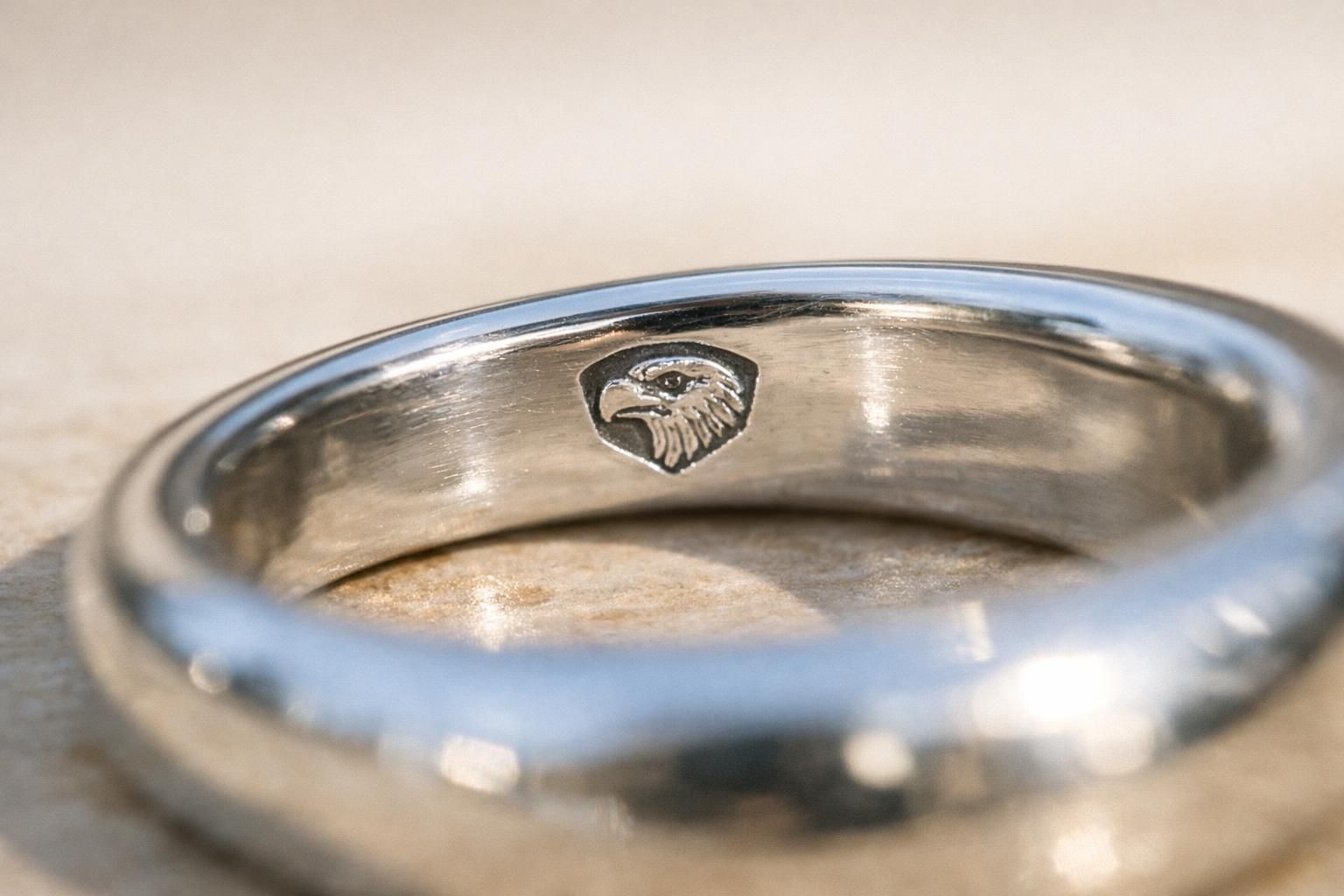 découvrez la signification du poinçon tête d'aigle sur un bijou, son histoire et son importance pour certifier la qualité de l'argent.