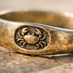 découvrez la signification du poinçon crabe sur les bijoux, un symbole unique qui révèle l'origine et la qualité de vos pièces précieuses.