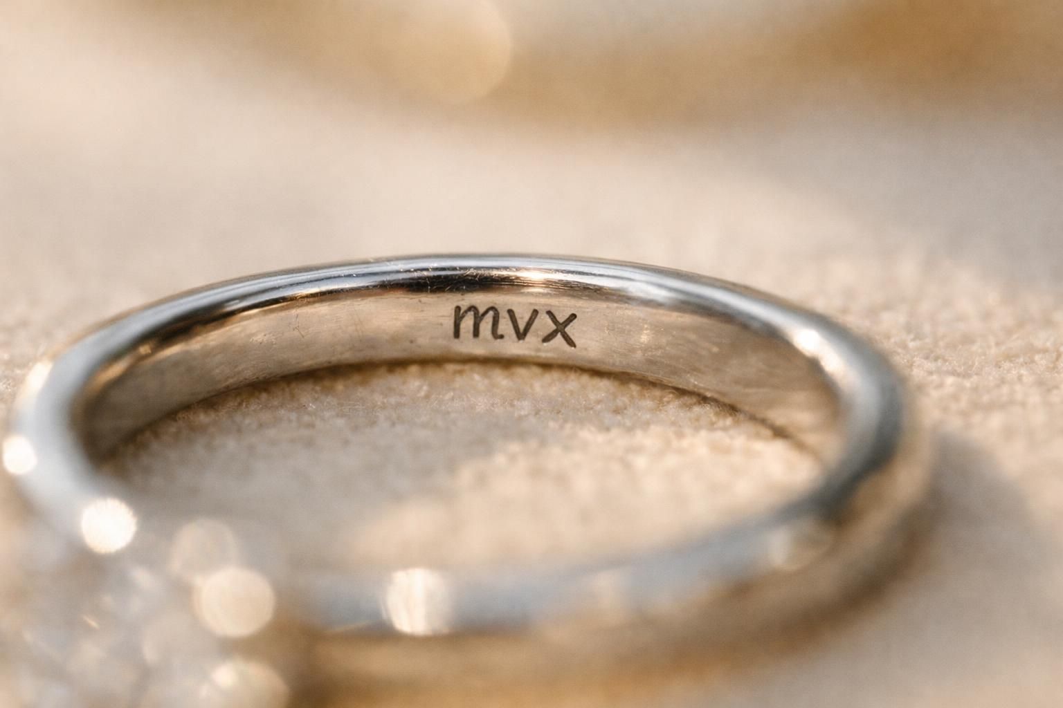découvrez la signification du poinçon mvx sur un bijou et apprenez à reconnaître son origine et sa valeur.