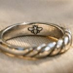 découvrez la signification du poinçon abeille sur un bijou, un symbole d'authenticité et de qualité dans l'artisanat joaillier français.