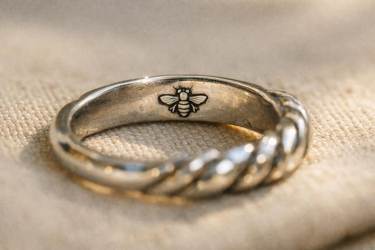 découvrez la signification du poinçon abeille sur un bijou, un symbole d'authenticité et de qualité dans l'artisanat joaillier français.