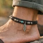découvrez la signification du bracelet de cheville pour homme, un accessoire chargé de symboles et de style. apprenez comment le porter et ce qu'il révèle.
