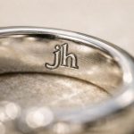 découvrez la signification du poinçon jh sur un bijou et apprenez comment identifier son origine et sa valeur.