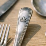 découvrez la signification du poinçon couronne sur les couverts et apprenez à identifier l'origine et la qualité de vos pièces de coutellerie.