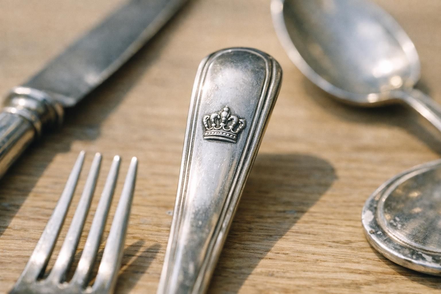 découvrez la signification du poinçon couronne sur les couverts et apprenez à identifier l'origine et la qualité de vos pièces de coutellerie.