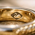 découvrez la signification du poinçon cygne sur un bijou, un symbole de garantie d'authenticité et de qualité des métaux précieux en france.