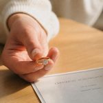 découvrez qui doit garder le certificat d'authenticité lorsqu'on offre une bague, pour garantir la valeur et l'authenticité du bijou offert.